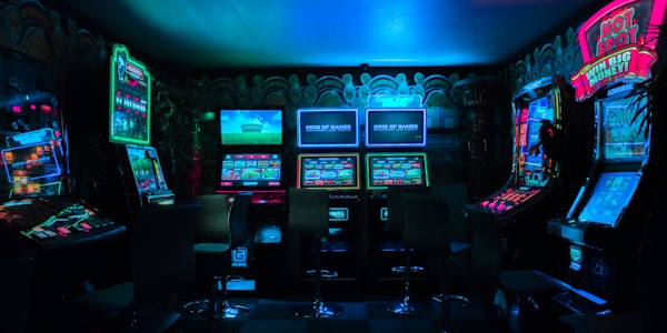 电竞比赛现场后台花絮 - 选手在比赛间隙紧张交流