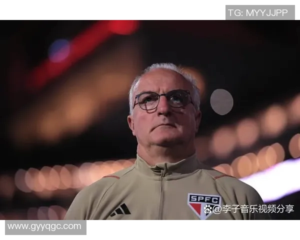 足球星片：探索足球世界的珍贵瞬间与球员背后的故事